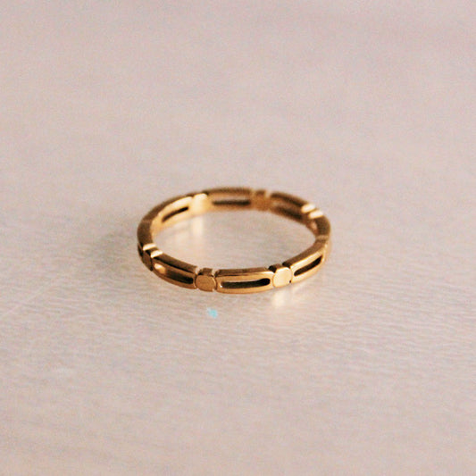 R609: Minimalistischer Ring aus Edelstahl mit Würfeln - Gold