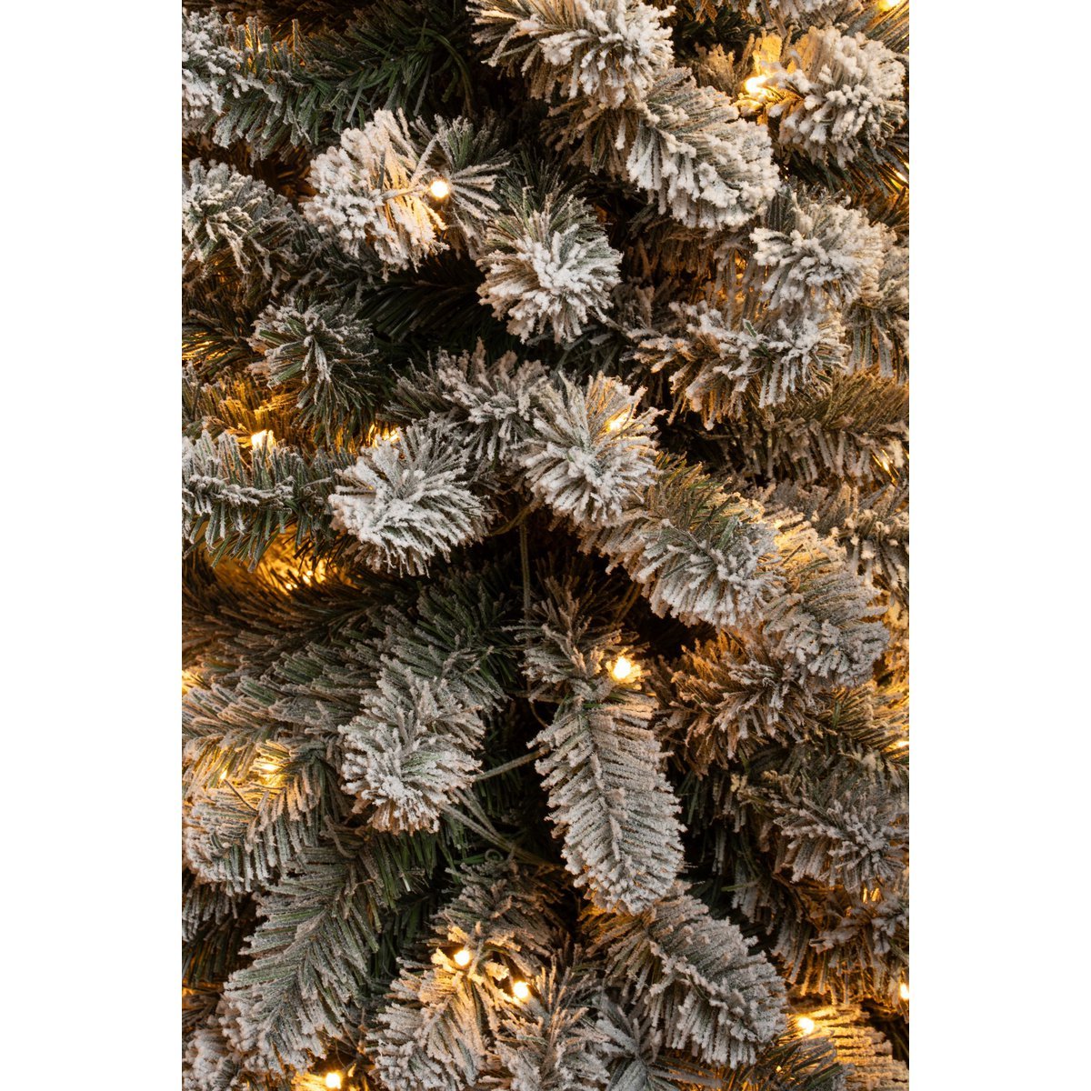 Schmaler künstlicher Weihnachtsbaum von Charlton mit warmweißer LED-Beleuchtung – H230 x Ø58 cm – Grün gefrostet