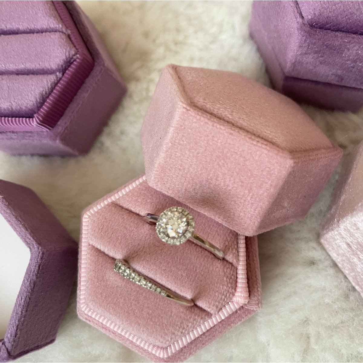 Vintage-inspirierte Hexagon Ehering-Box aus Samt-pinky Farben