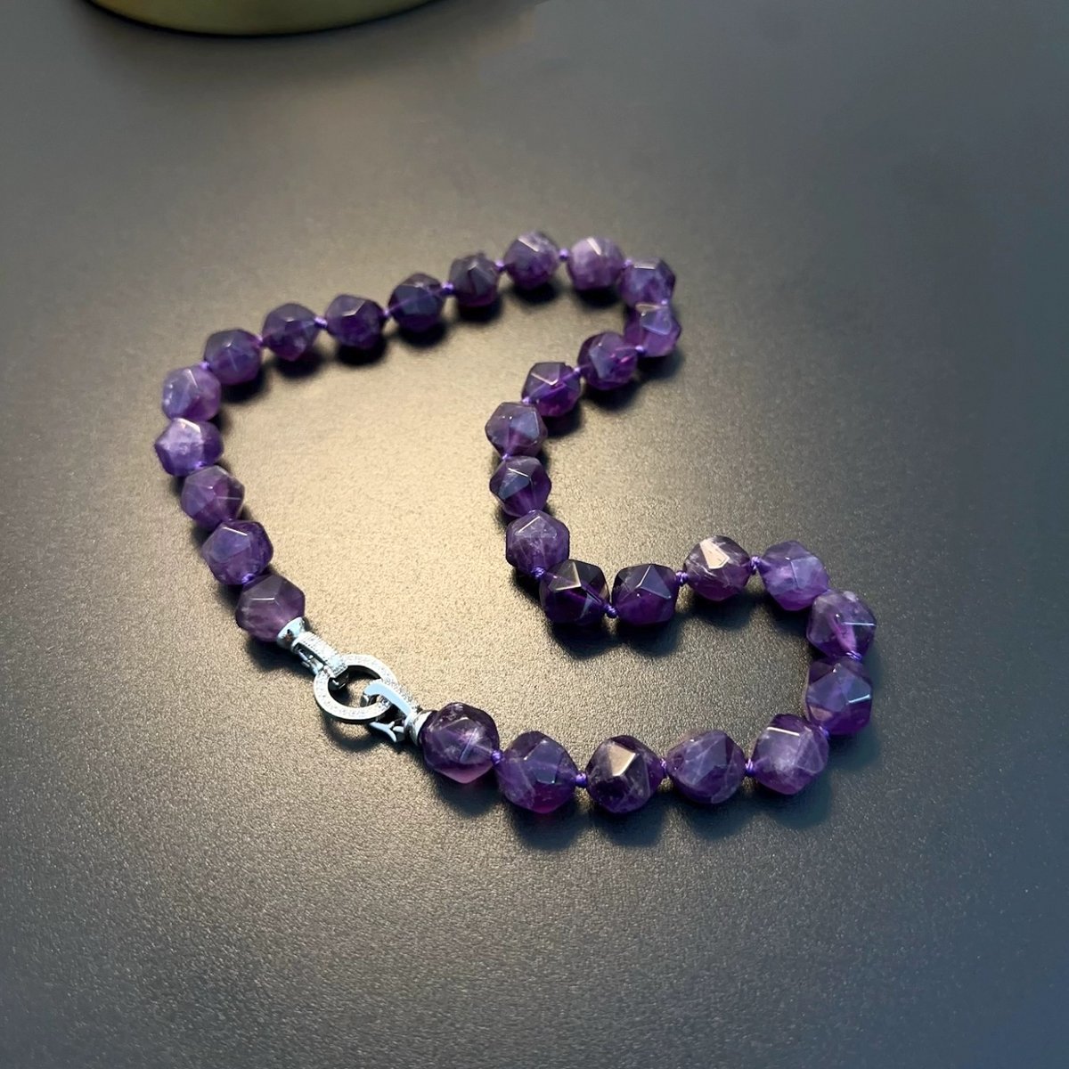 Klobiger Halsband mit facettierten Perlen in Lila-Amethyst