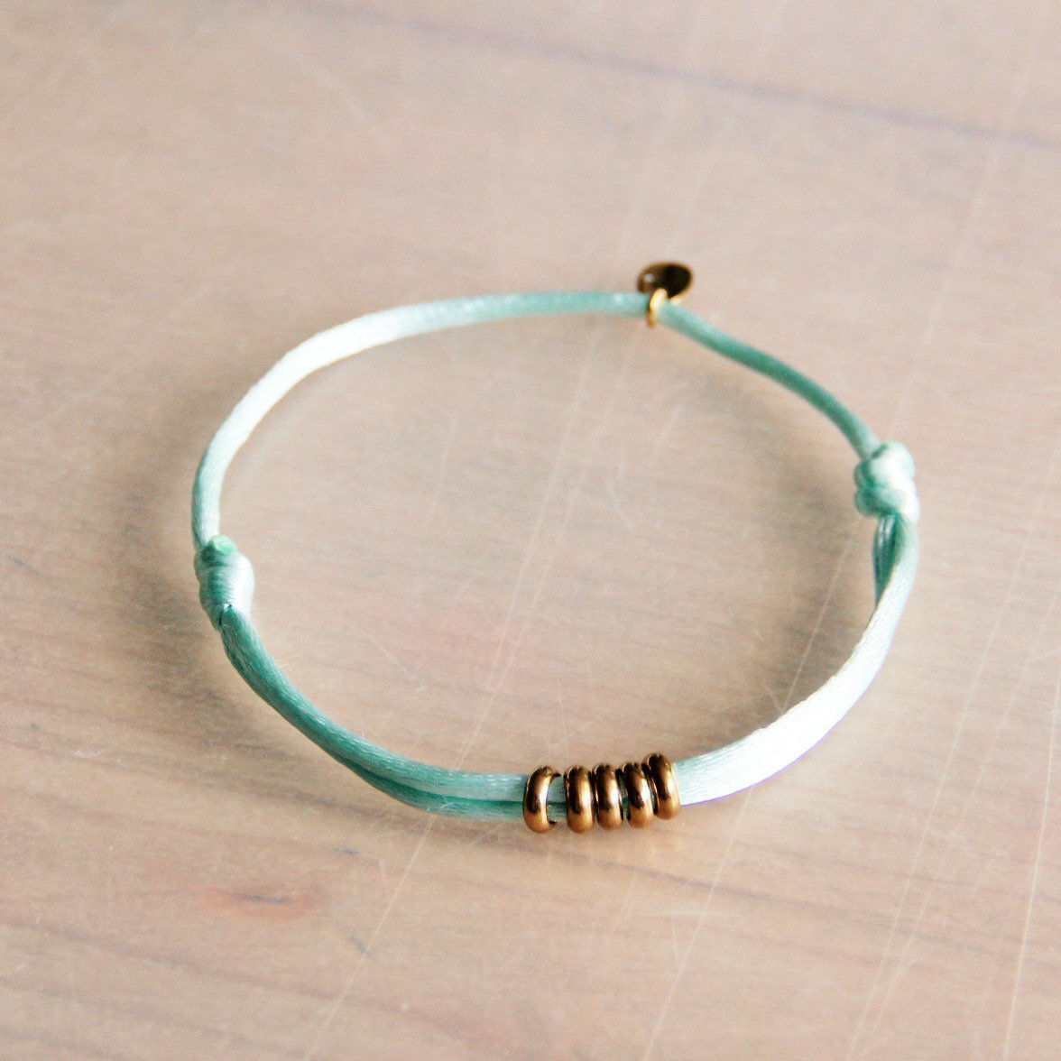 Satinarmband mit Ringen – Mint/Gold