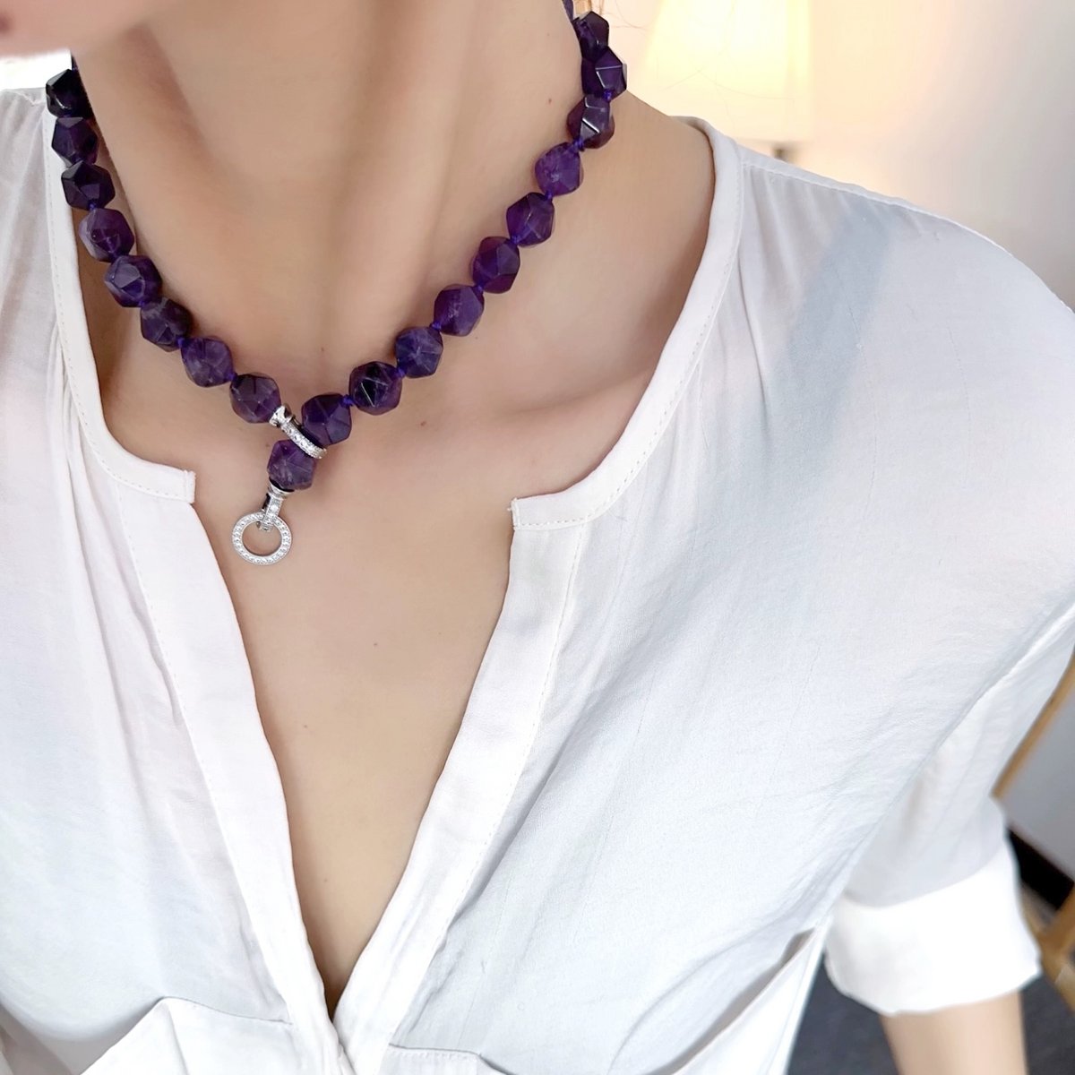 Klobiger Halsband mit facettierten Perlen in Lila-Amethyst