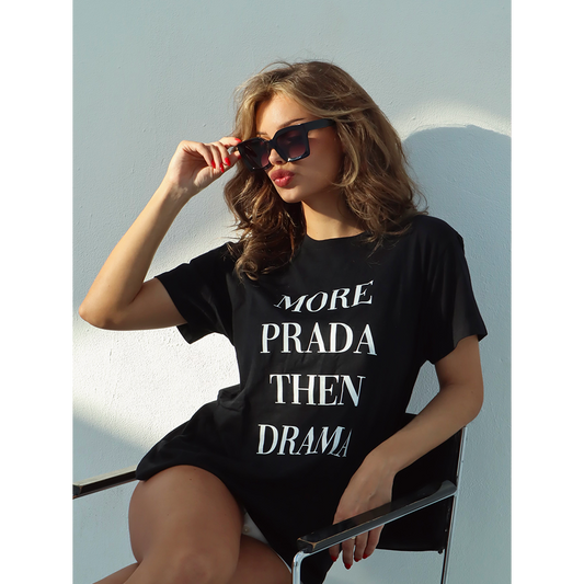 T-Shirt Weiß „More Than Drama“.