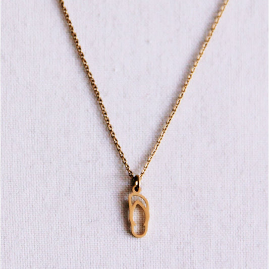 Feine Halskette mit einem Flip -Flop -Charme - Gold