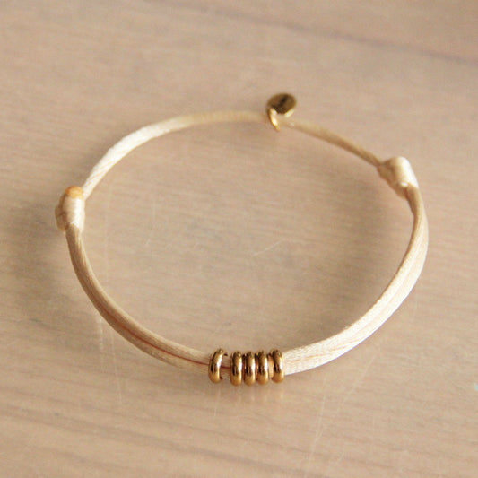 SS102 - Satinarmband mit Ringen – sandfarben / gold