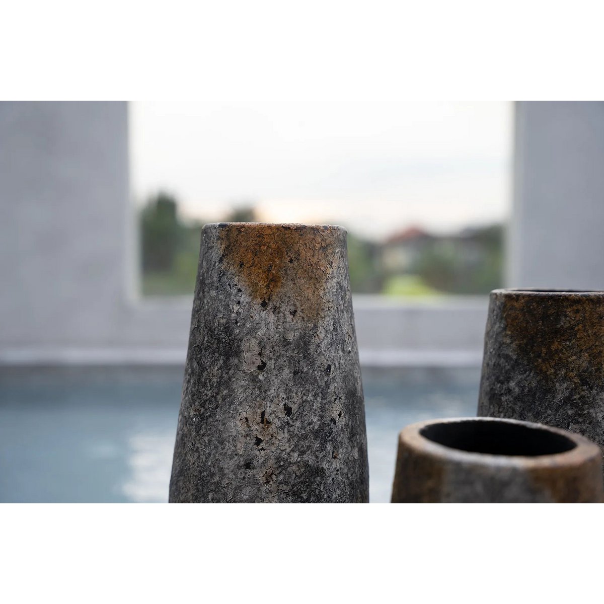 Die gruselige Vase – Antikgrau – L