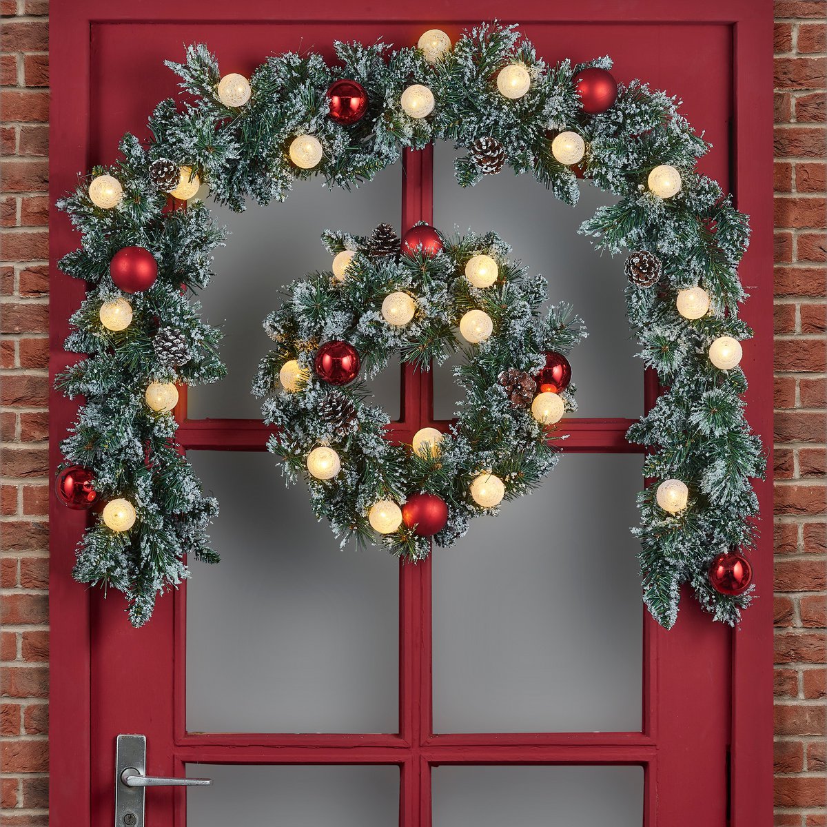 Kaprun Weihnachtskranz mit warmweißer LED-Beleuchtung – Ø45 cm – Grün gefrostet, Rot