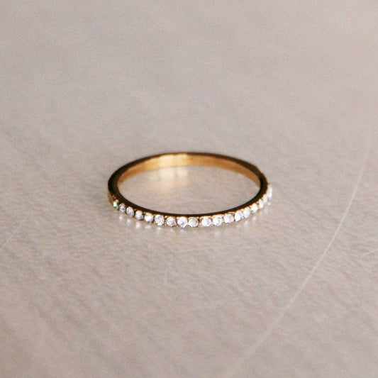 Minimalistischer Ring aus Stahl mit Mini-Zirkonia – goldfarben