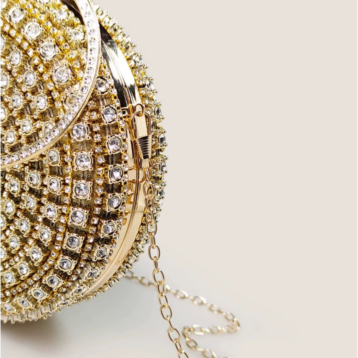 Schillernde runde Clutch im Diamant-Look