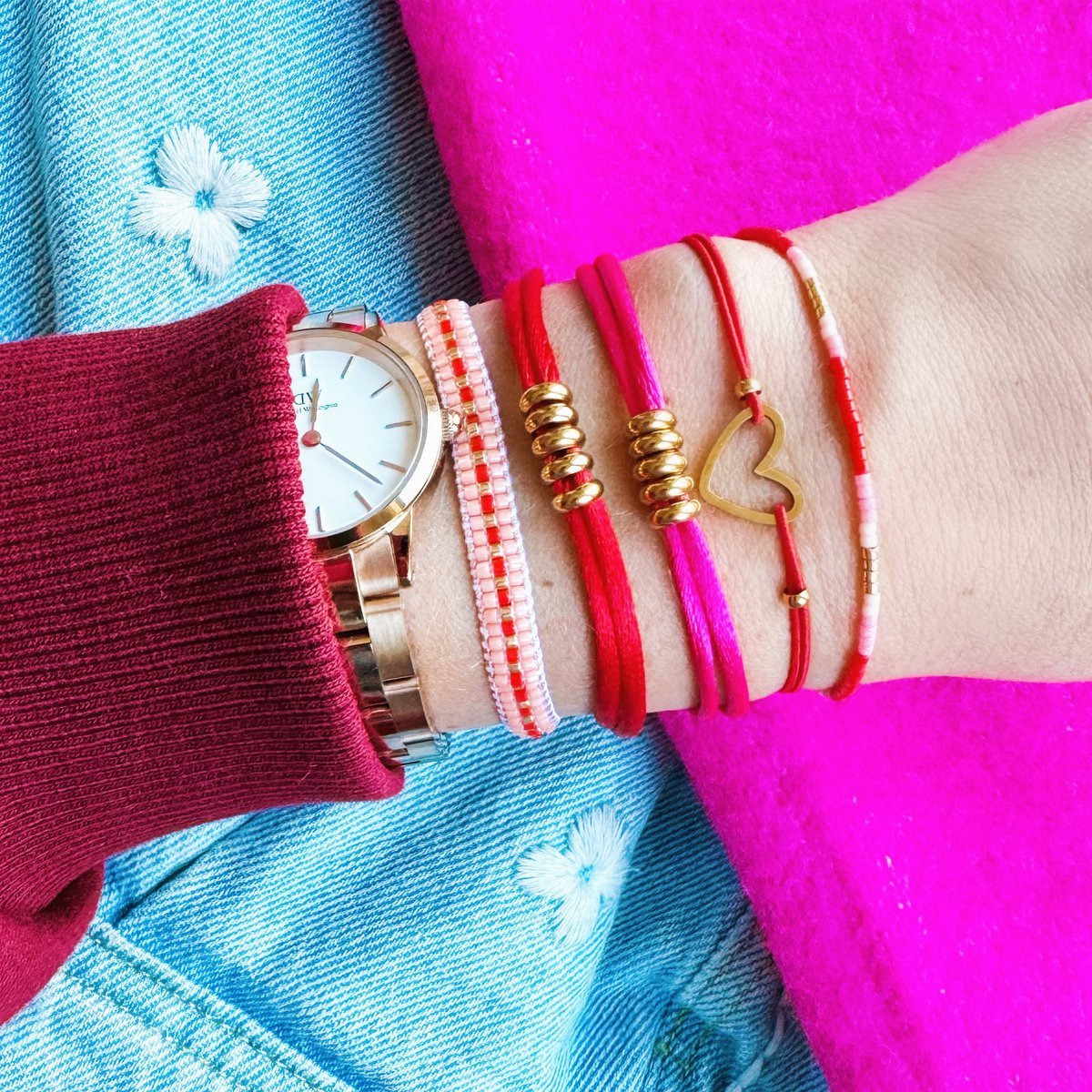 Satinarmband mit Ringen – rot/gold