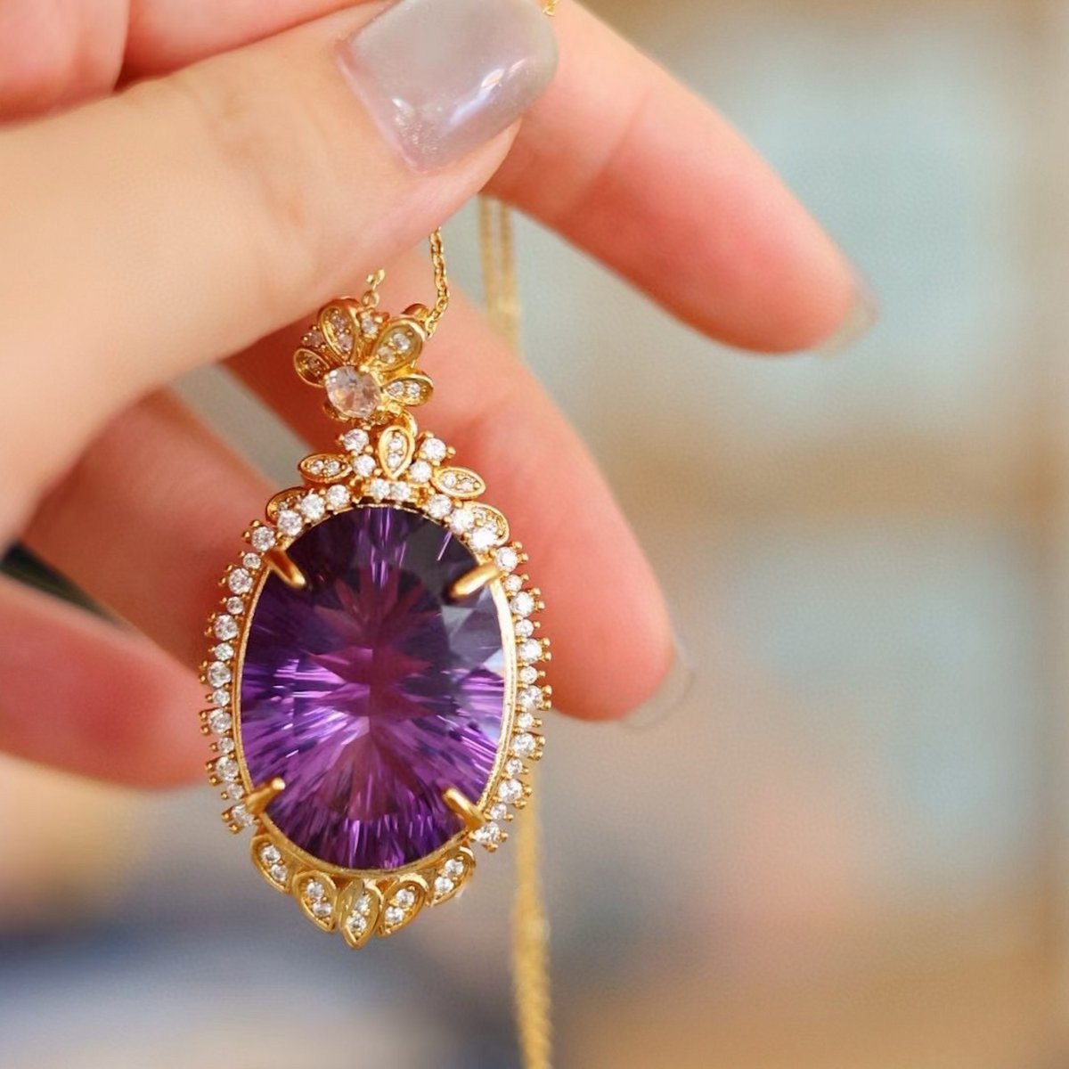 Halskette mit großem Amethyst-Anhänger im königlichen Stil