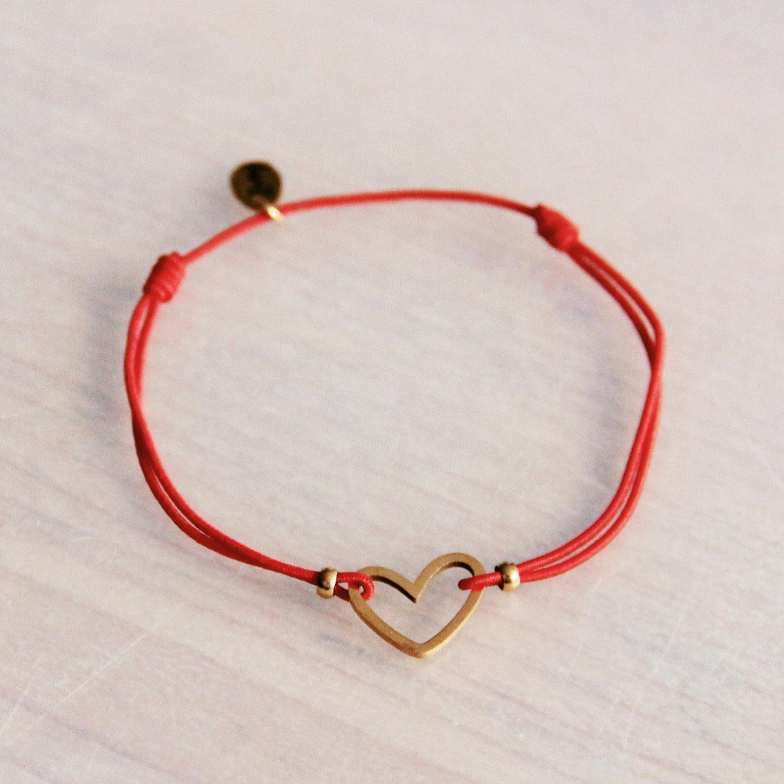 Elastisches Armband mit offenem Herz – rot/gold