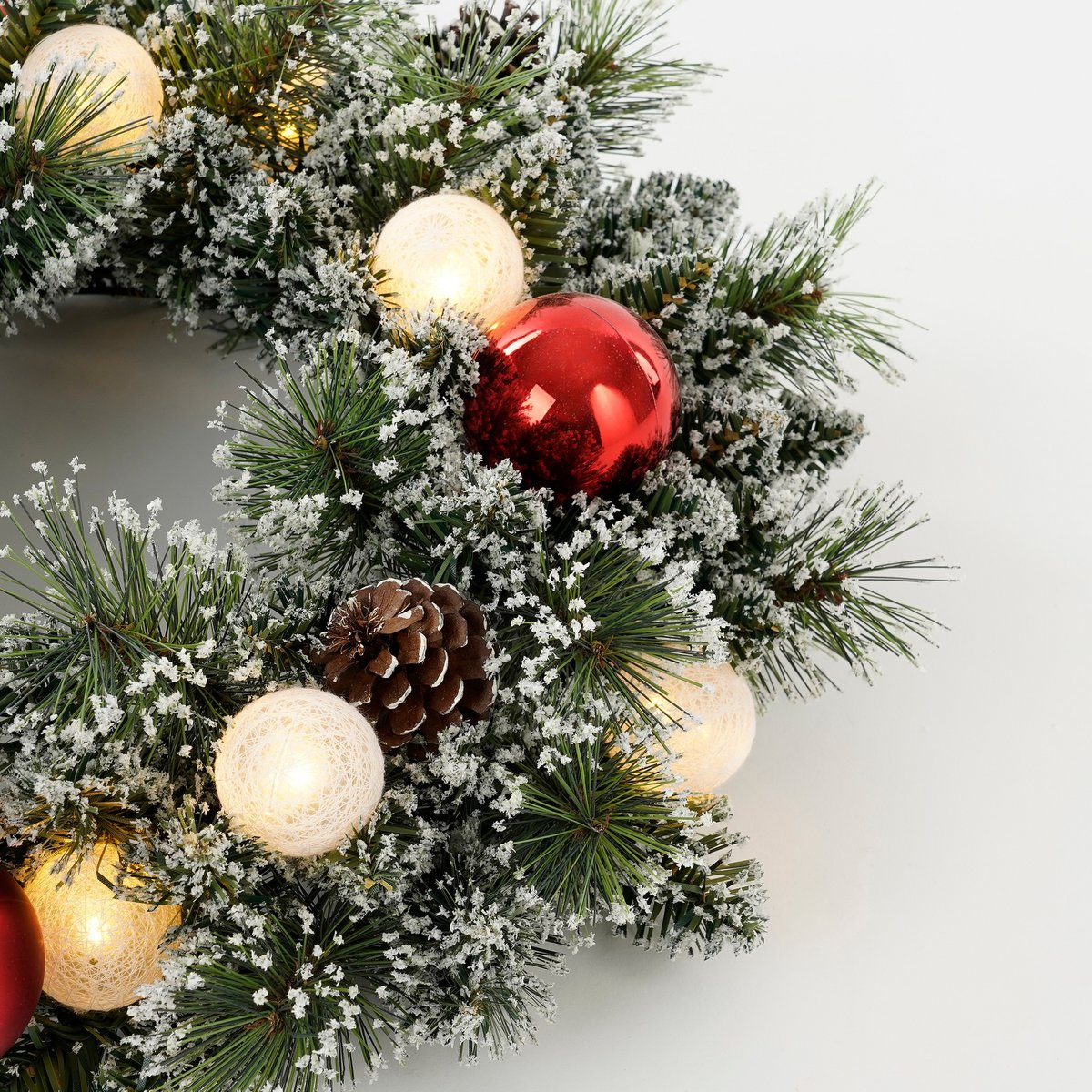 Kaprun Weihnachtskranz mit warmweißer LED-Beleuchtung – Ø45 cm – Grün gefrostet, Rot