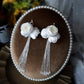 Handgefertigte Brautohrringe mit weißen Blumenquasten und Ohrclips ohne Piercing