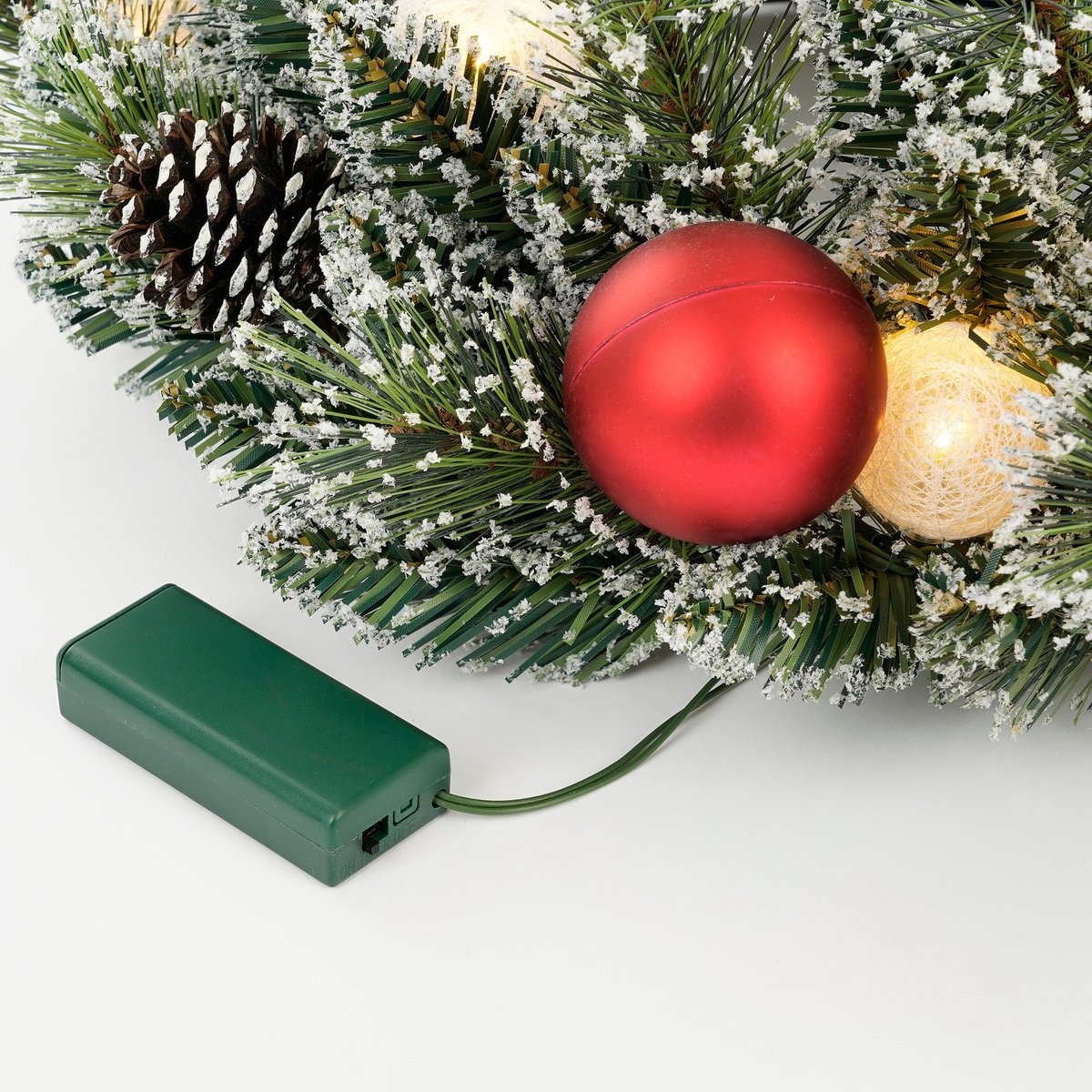 Kaprun Weihnachtskranz mit warmweißer LED-Beleuchtung – Ø45 cm – Grün gefrostet, Rot
