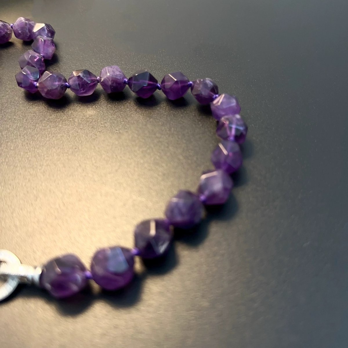 Klobiger Halsband mit facettierten Perlen in Lila-Amethyst