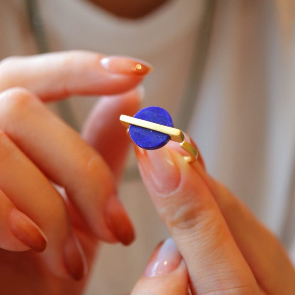 Minimalistischer Ring mit runden Edelsteinen aus Gold-Vermeil – verstellbar – Lapislazuli