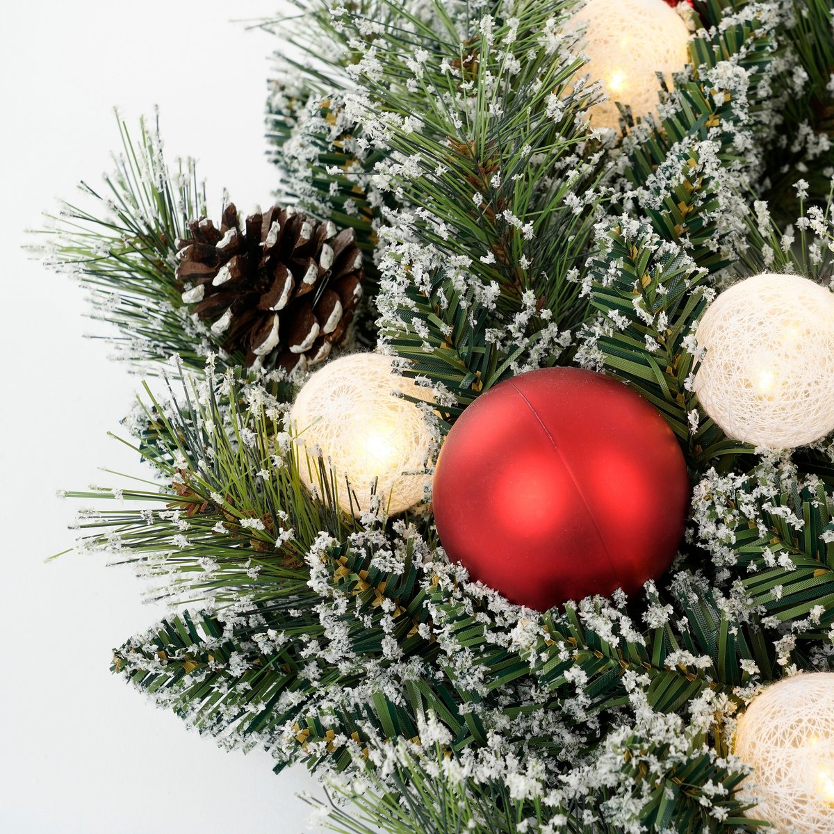 Kaprun Weihnachtskranz mit warmweißer LED-Beleuchtung – Ø45 cm – Grün gefrostet, Rot