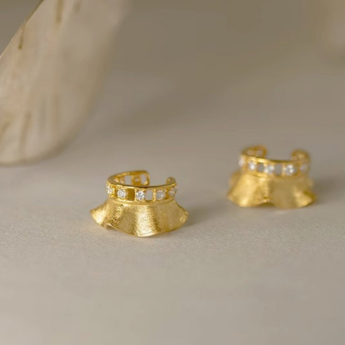 Einzigartige Ohrmanschette – Rockdesign – Gold-Vermeil und Sterlingsilber – einteilig