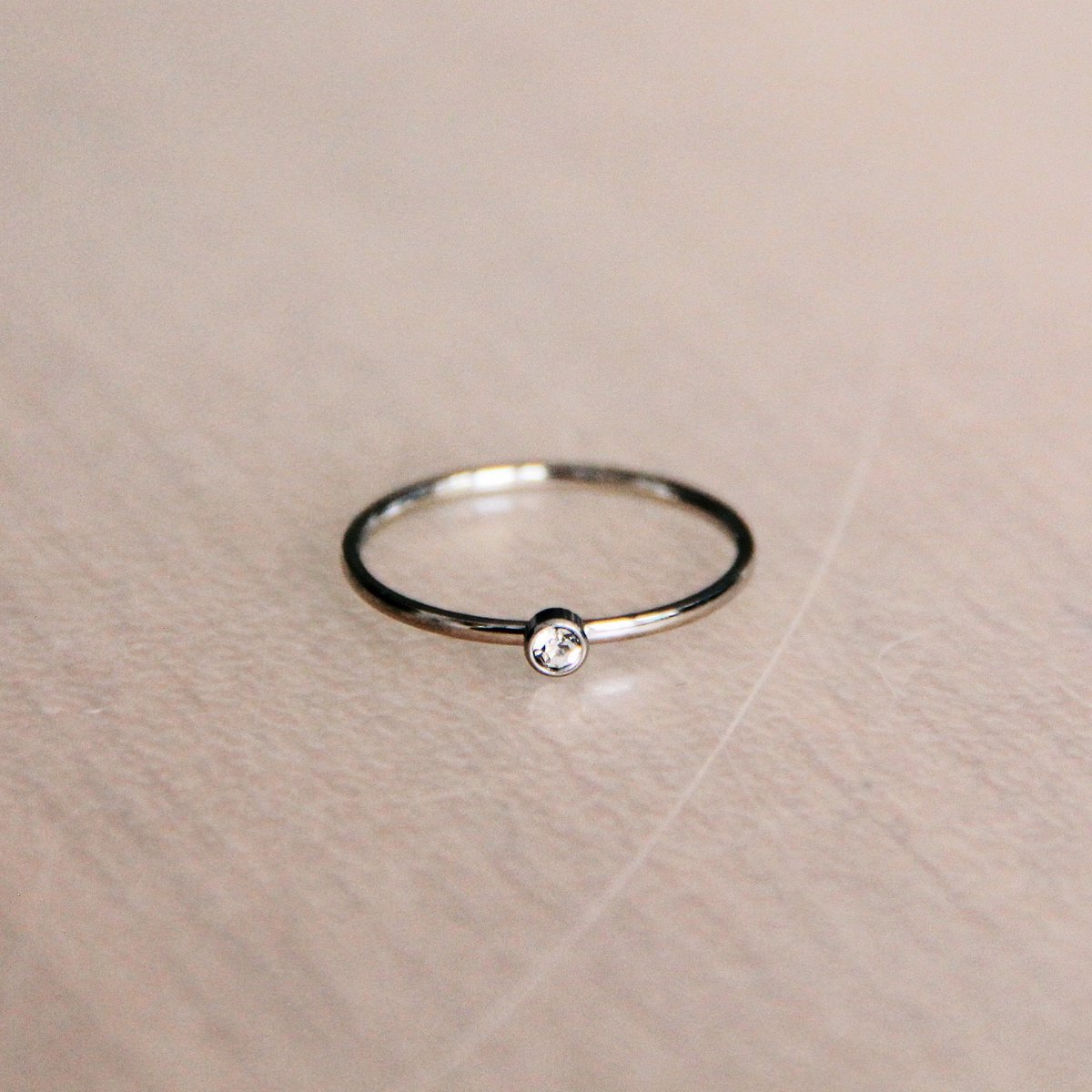 Minimalistischer Ring aus Stahl mit Mini-Zirkonia – silberfarben