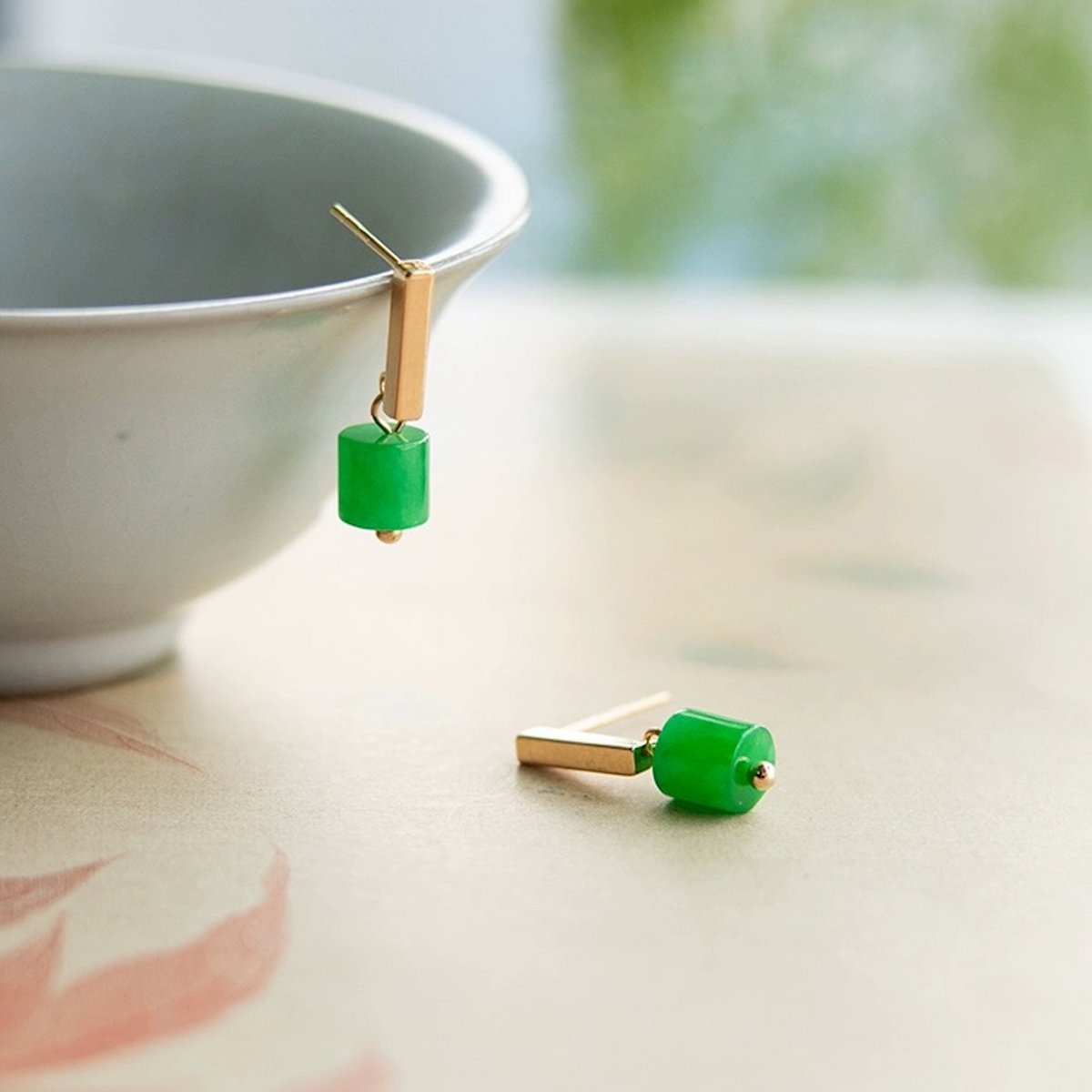 Minimalismus Kleine Jade Bar Ohrringe – 18K Gold gefüllt