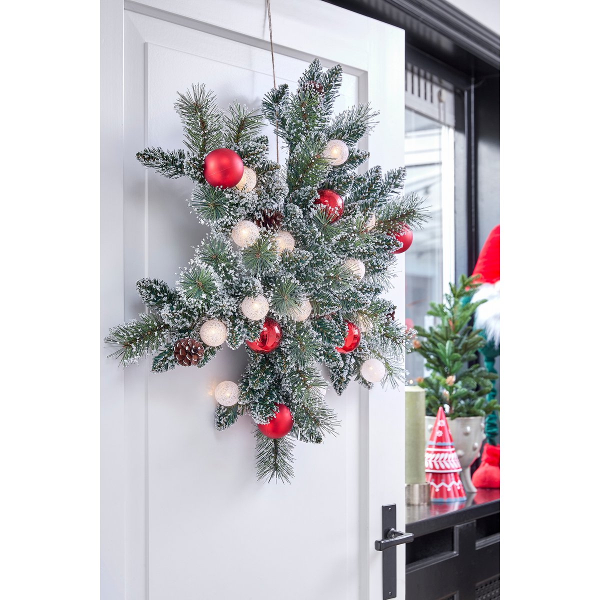 Kaprun Weihnachtskranz Stern mit warmweißer LED-Beleuchtung – Ø60 cm – Grün gefrostet, Rot