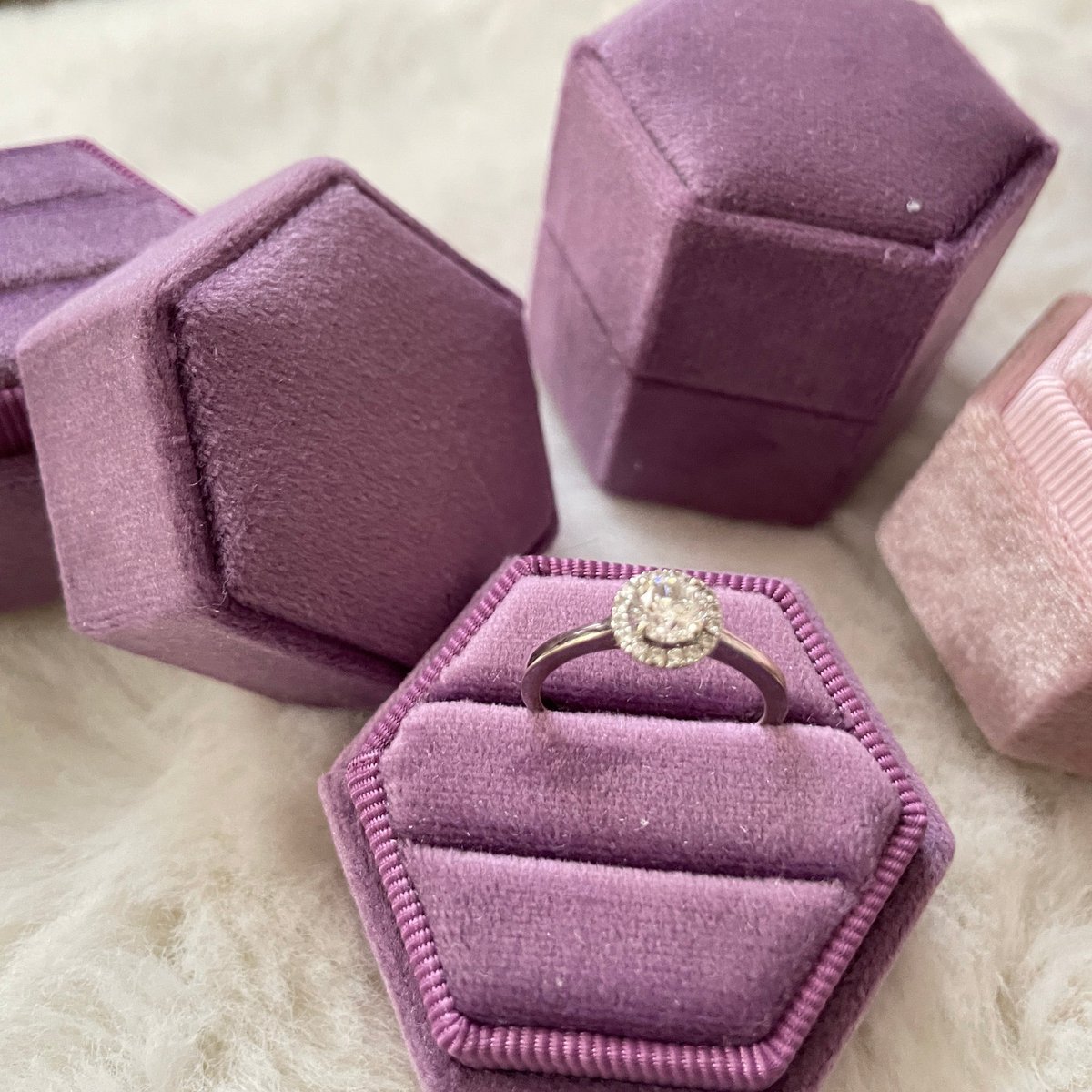 Vintage-inspirierte Hexagon Ehering-Box aus Samt-pinky Farben