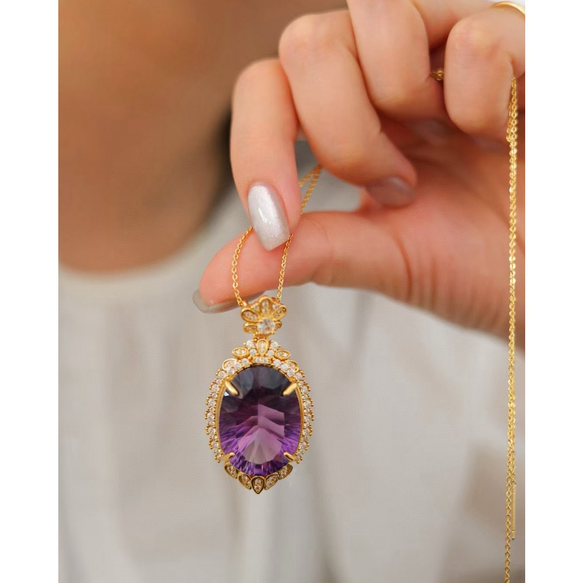 Halskette mit großem Amethyst-Anhänger im königlichen Stil