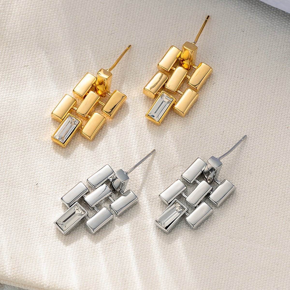 Klobige Ohrstecker mit Blumenfalten – Herzstein – Gold und Silber