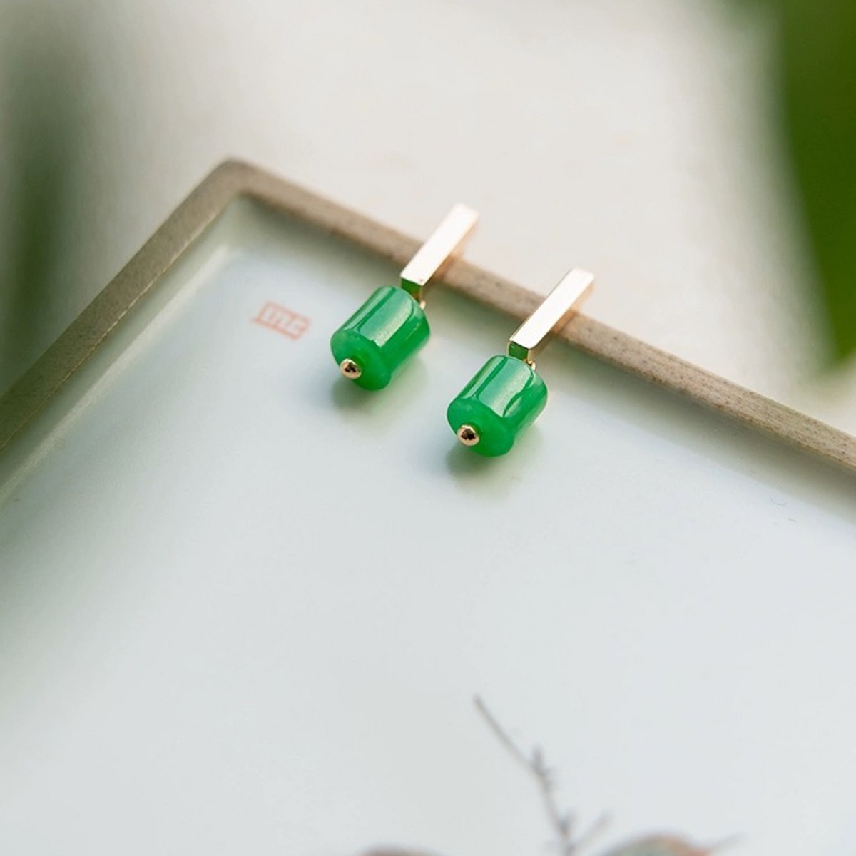 Minimalismus Kleine Jade Bar Ohrringe – 18K Gold gefüllt