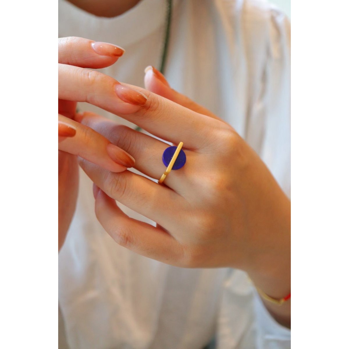 Minimalistischer Ring mit runden Edelsteinen aus Gold-Vermeil – verstellbar – Lapislazuli