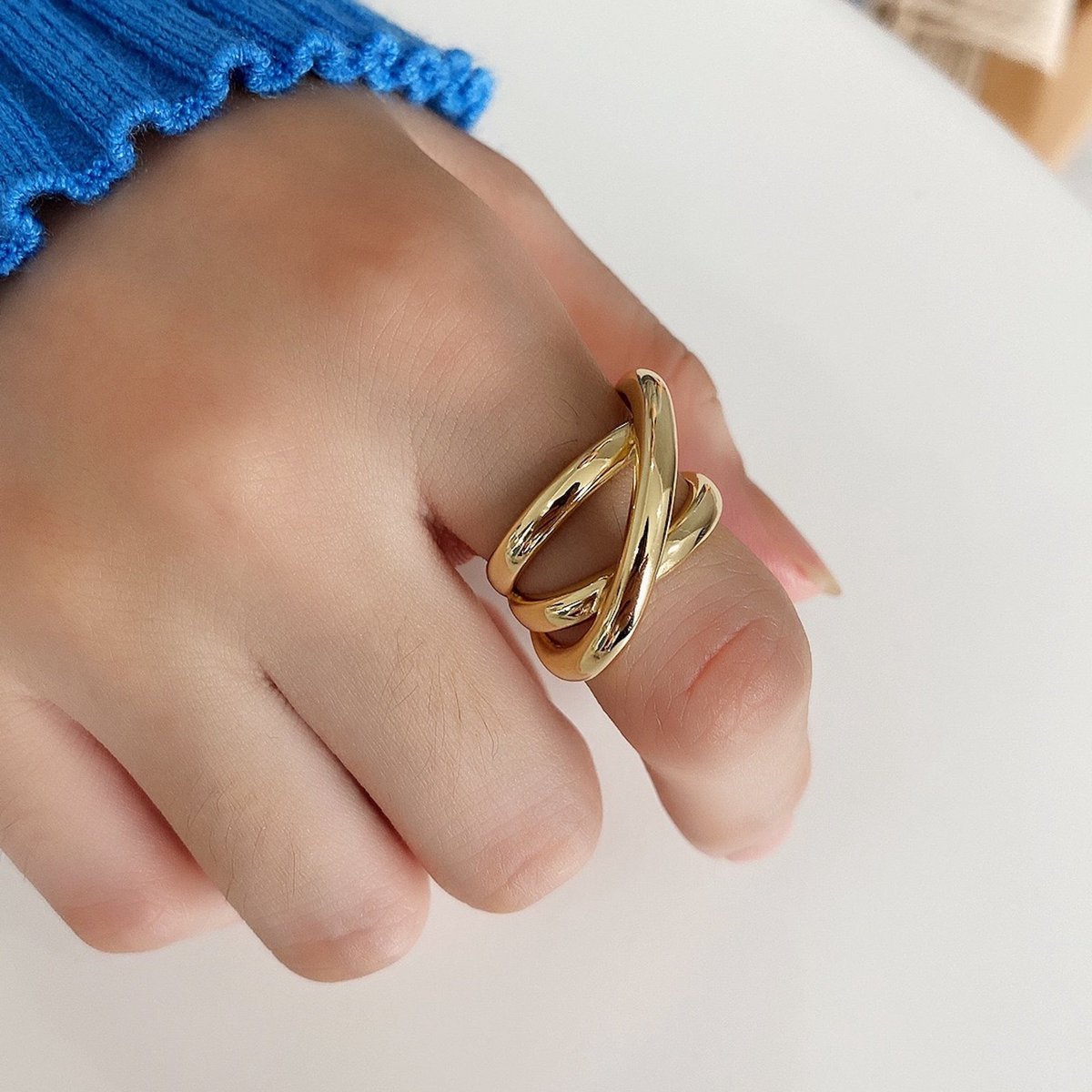 Mutiger Look. Geometrischer Ring mit gekreuzten Linien