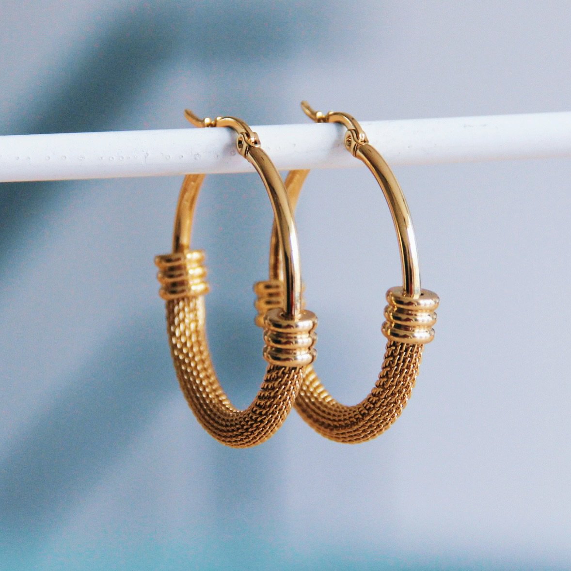 Stainless steel round hoop earring with decorated bottom – gold