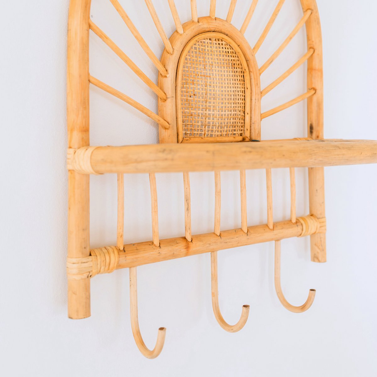 Rattan-Wandregal – Kleines Boho-Wandregal – Hängendes Rattan-Regal – Kleider- oder Schlüsselhaken – Handgefertigtes Regal aus Rattan (41 x 53 cm) BANTEN