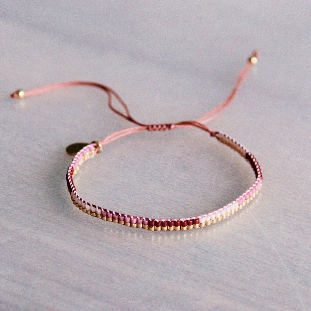 Geflochtenes Armband in Rosa-/Goldtönen