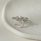 Eleganter kleiner Ohrschmuck mit funkelnden Blumen, einteilig