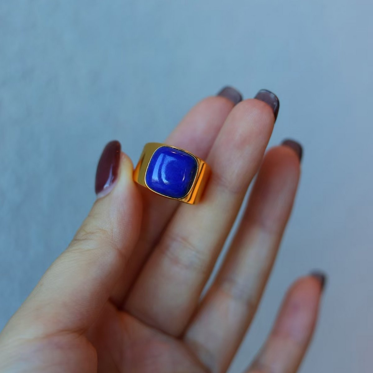 Ring mit quadratischem Edelstein im auffälligen Look – echter Lapislazuli – verstellbar