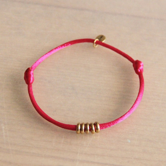 SS113 – Satinarmband mit Ringen – Fuchsia/Gold