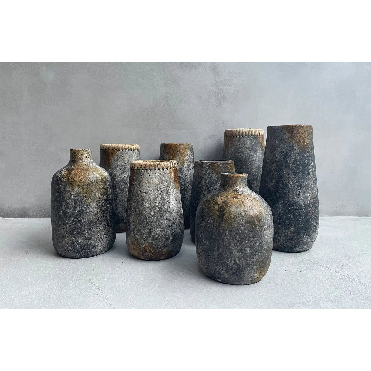 Die gruselige Vase – Antikgrau – L