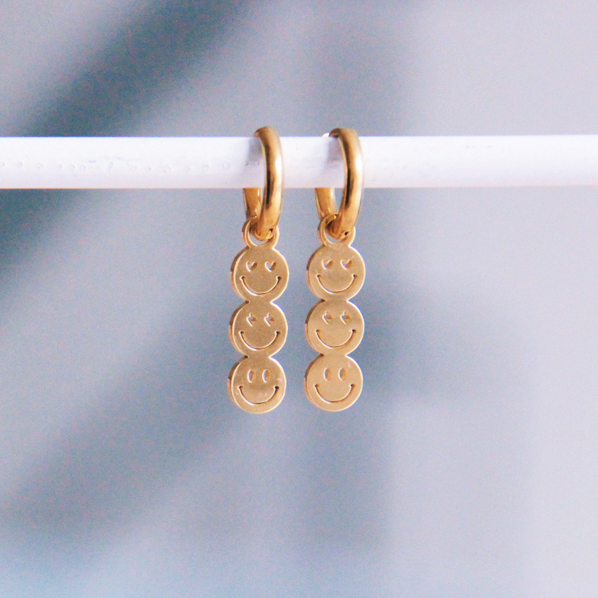 Creolen aus Edelstahl mit 3 Smileys – Gold Damen Mode Accessoire Schmuck Edelstahl
