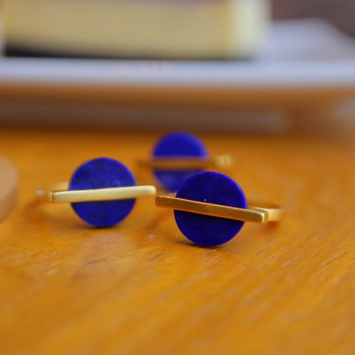 Minimalistischer Ring mit runden Edelsteinen aus Gold-Vermeil – verstellbar – Lapislazuli