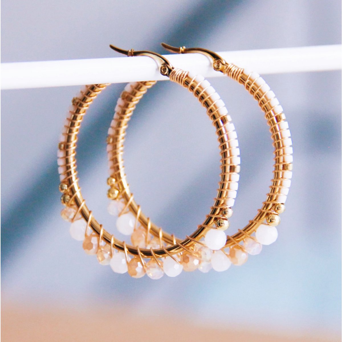 Runde Reifenohrringe mit Facetten und Miyukis - weiß und beige Damen Creolen 44 cm gold Ohrringe Mode Accessoire Schmuck Edelstahl