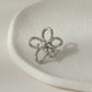 Eleganter kleiner Ohrschmuck mit funkelnden Blumen, einteilig