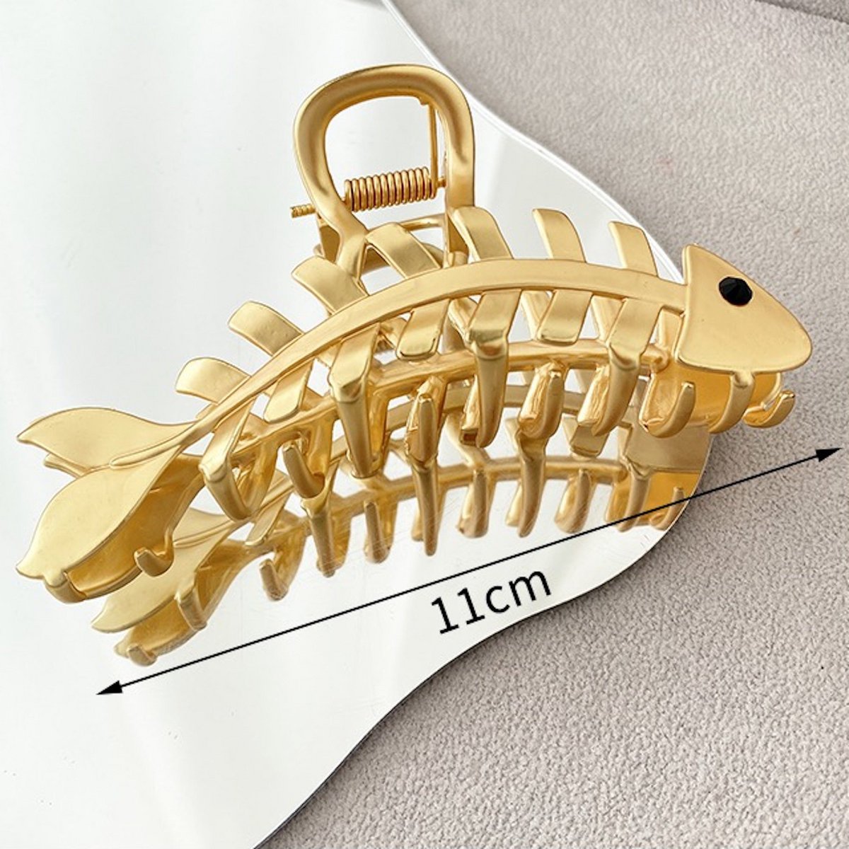 Einzigartiges Fischgräten-Design mit großer goldener Krallen-Haarspange