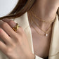 Mutiger Look. Geometrischer Ring mit gekreuzten Linien