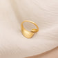 Geometrischer Ring mit mattgoldener Oberfläche in fließendem Design