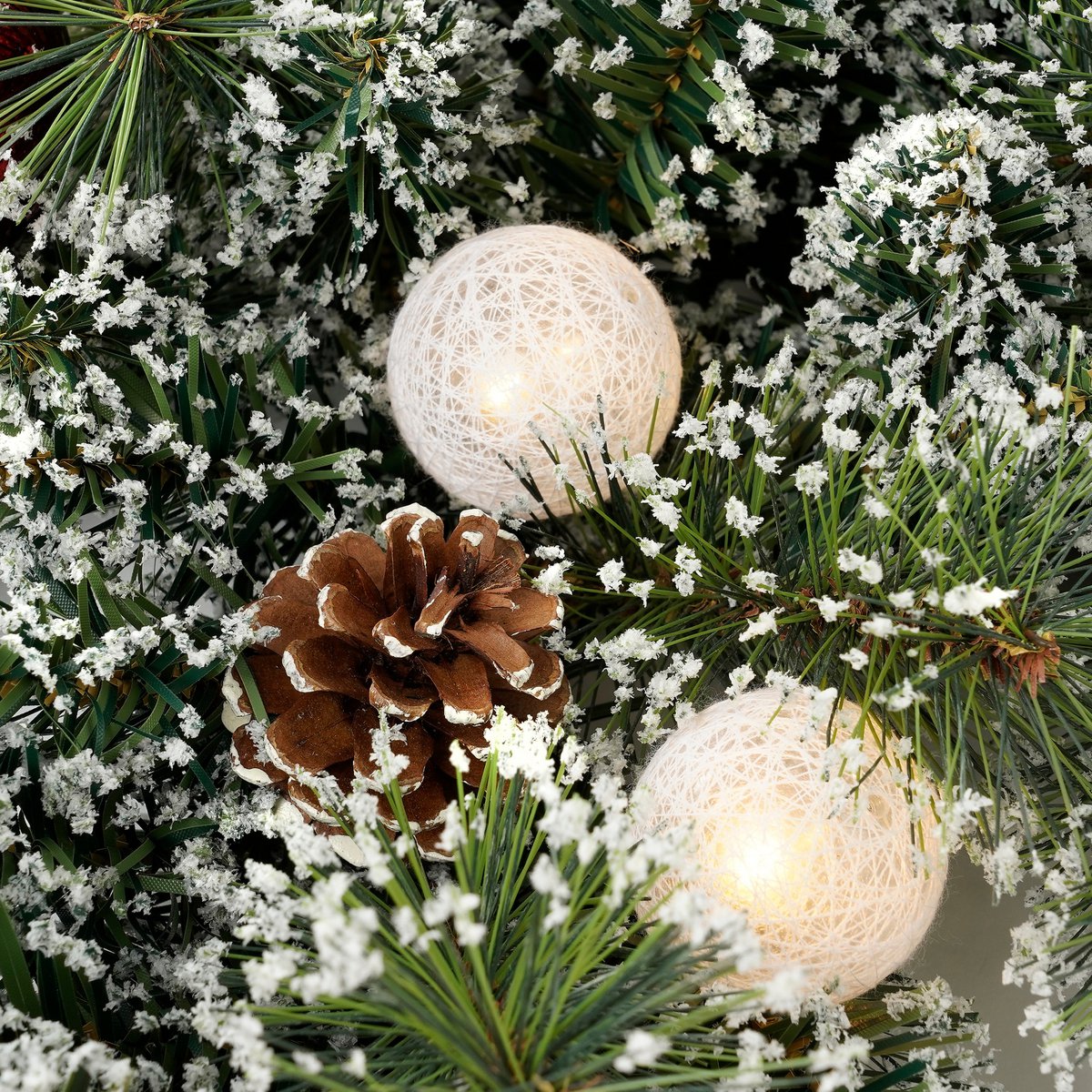 Kaprun Weihnachtskranz Stern mit warmweißer LED-Beleuchtung – Ø60 cm – Grün gefrostet, Rot