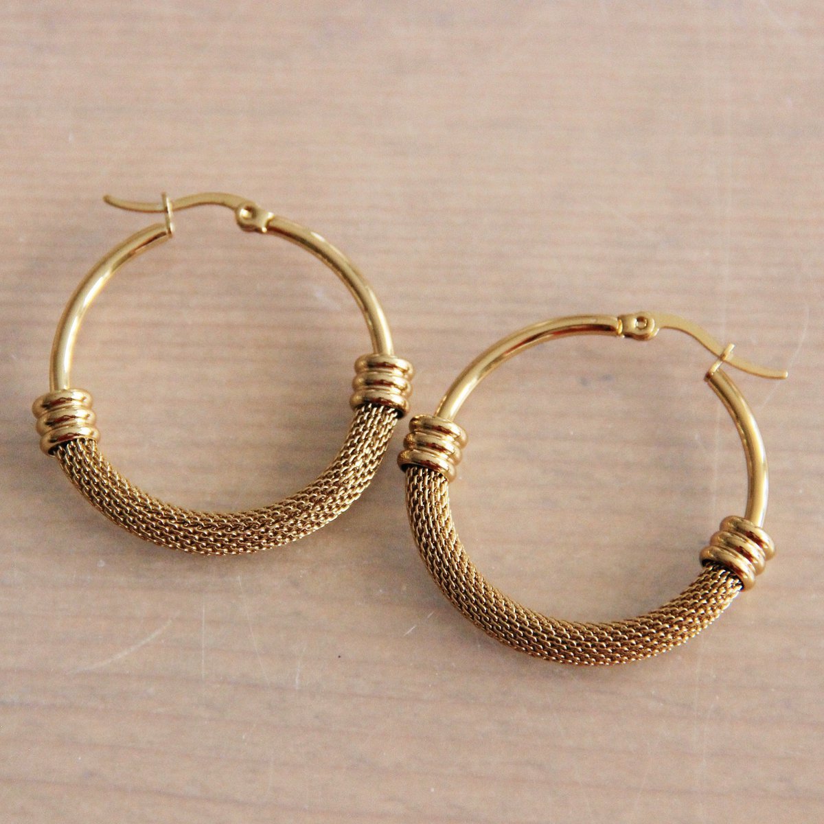 Stainless steel round hoop earring with decorated bottom – gold