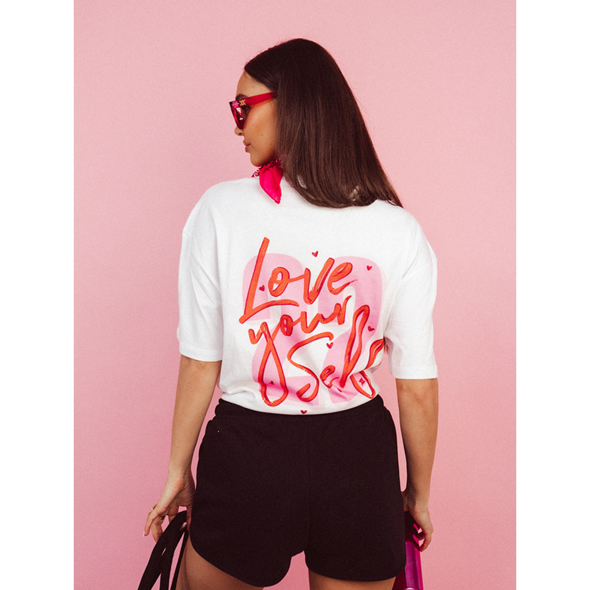 Übergroßes T-Shirt „Love Yourself Back“.