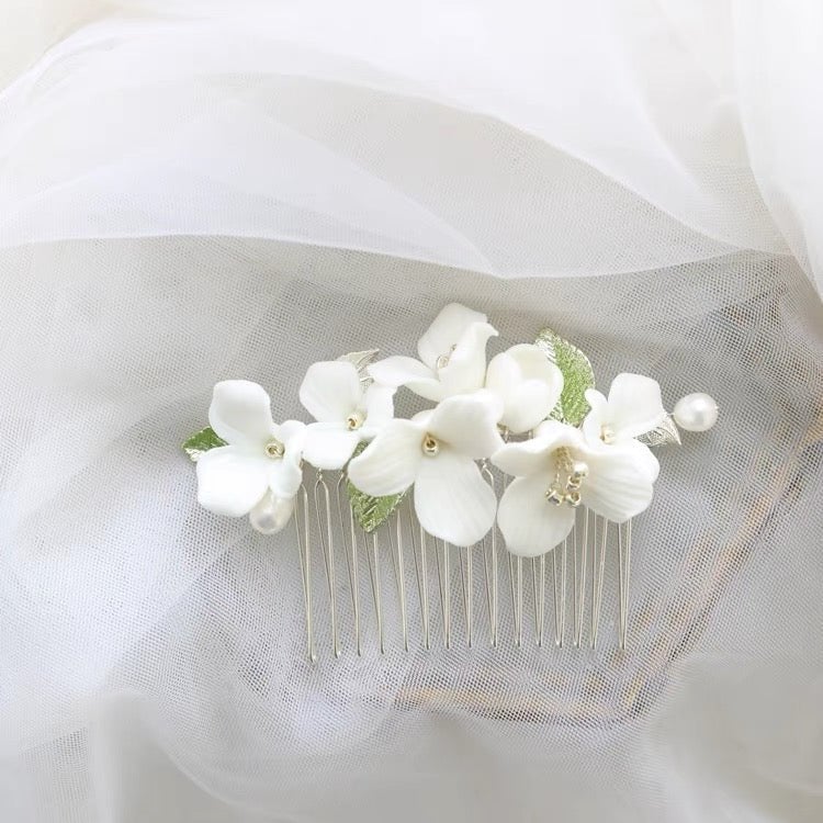 Einzigartiges Design, elegante weiße Blumen-Brauthaarnadel aus Keramik, grünes Blatt, handgefertigt